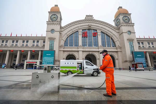 Гарата в Ухан опустя напълно след забраната на пътуванията.