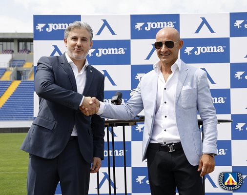 Директорът на “Левски” Павел Колев и представителят на Joma за България Валентин Николов обявиха подробности за екипите за сезон 2020/2021. СНИМКА: LEVSKI.BG