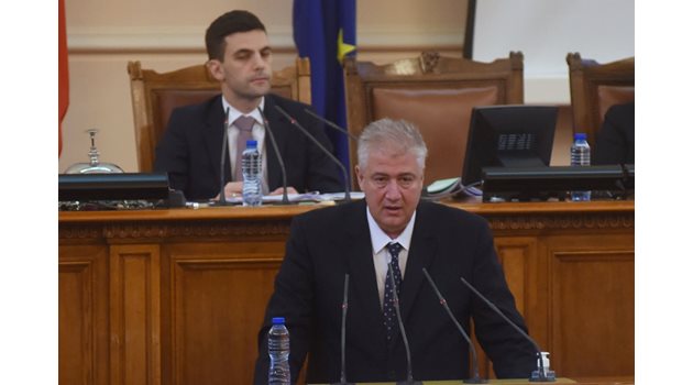 Бившият шеф на "Пирогов" проф. Асен Балтов пък посочи медицинските проблеми в решението, което се предлага на парламента. 
