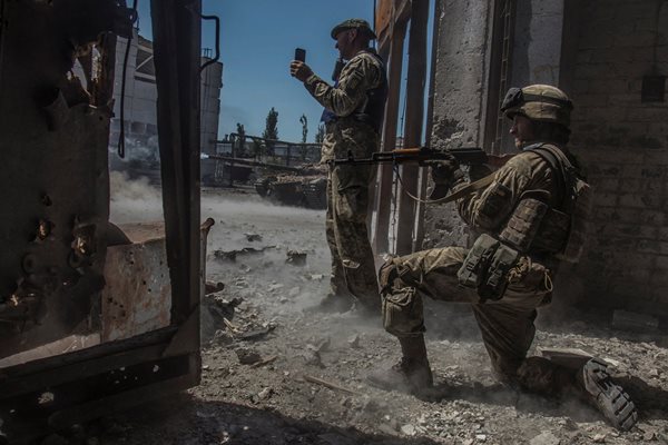 Украински военни браниха до последно Северодонецк снимка Ройтерс