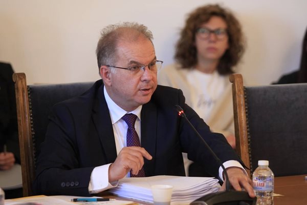 Радомир Чолаков  председателства правната комисия