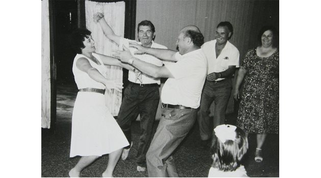 ВЕСЕЛБА: Седефчо Първанов (в средата) танцува бос в компанията на приятели.