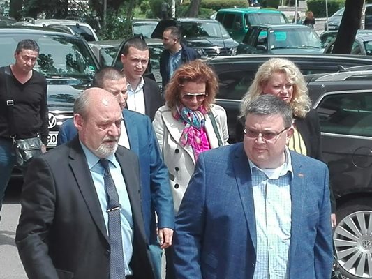 Сотир Цацаров пристига в Бургас. Той бе посрещнат от Апелативния прокурор на Бургас Любомир Петров / в ляво/. Снимка:Авторът