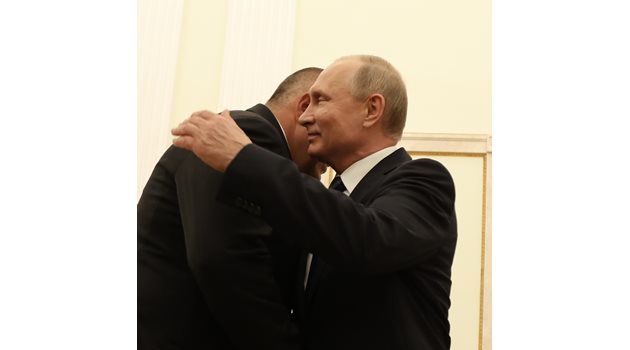 Руският президент Владимир Путин поздравява премиера Бойко Борисов.