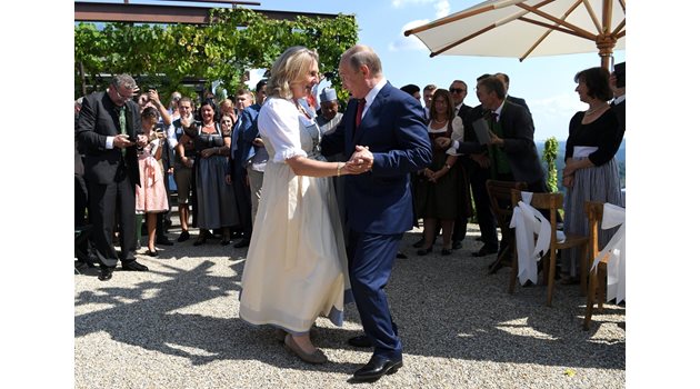Сватбеният танц на Путин с външната министърка на Австрия Карин Кнайсъл.  СНИМКИ: РОЙТЕРС