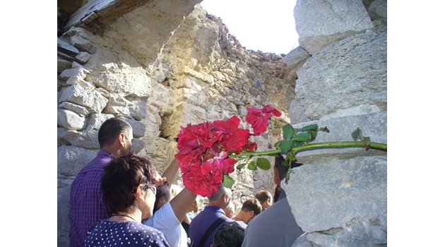 Освен свещи, хората донесоха днес в потопената черква и цветя, с които украсиха каменните зидове.