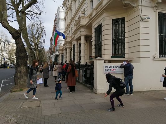 Макар да няма избори, пред българското посолство в Лондон продължава всеки ден да има опашки от сънародници, които се нуждаят от консулски услуги.
СНИМКА: АВТОРЪТ