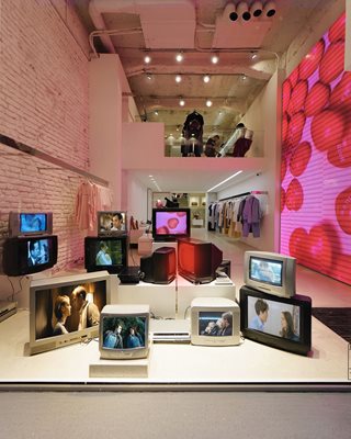 Уникална артинсталация на Йовчо Горчев с ретро телевизори, на чиито екрани са романтични сцени от емблематични филми, приковава вниманието от витрините на бутик ALL U Re. 