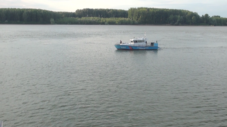 Заседнала секция на кораб е затворила временно плавателния път по река Дунав край Белене