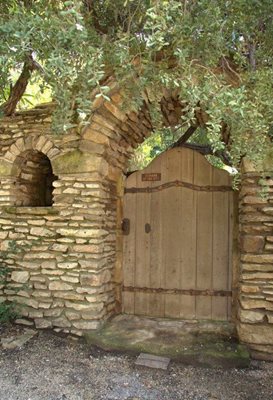 Портата на имението