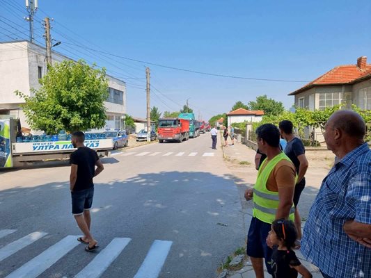 Родители доведоха и децата си на протеста.