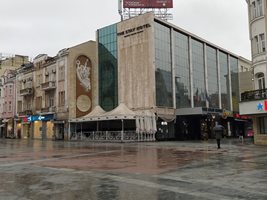 Главната на Пловдив празна заради дъжда.