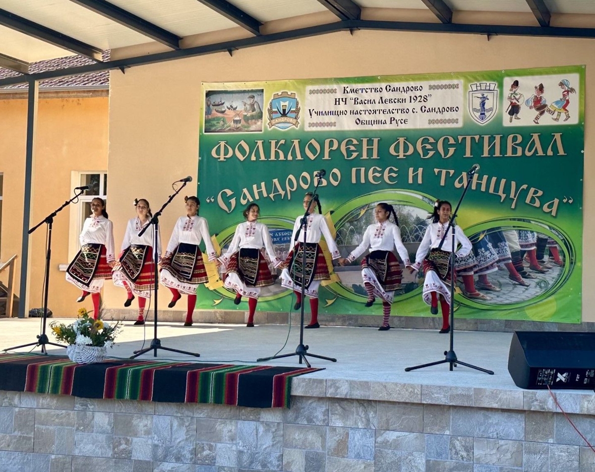 Традиционният фолклорен фестивал "Сандрово пее и танцува" събира 62 танцови и певчески формации
