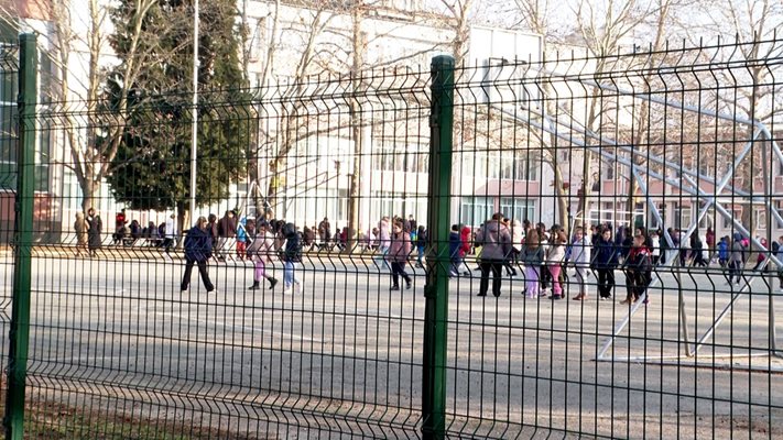 Ученици от Стара Загора в неочаквано "междучасие", докато трае проверката на сградата на училището им.
Снимка: Ваньо Стоилов