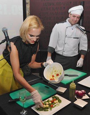 Ива Екимова се вихри като готвачка и танцьорка в ресторант