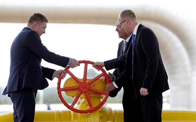 Газопроводът бе пуснат съвместно от премиерите на Словакия и Украйна  Роберт Фико и Арсений Яценюк.