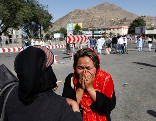 Жена плаче близо до мястото на атентата СНИМКА: Ройтерс