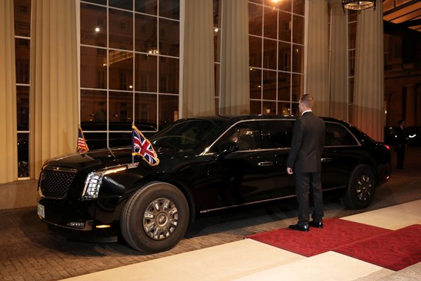 Кадилакът на Тръмп, известен като Звяра пристига пред Бъкингамския дворец