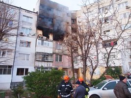 Дълго време след експлозията от поразените апартаменти излизаше дим.