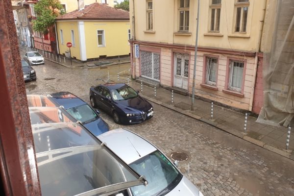 Дъждът бързо спря в центъра на София. Снимки: "24 часа"