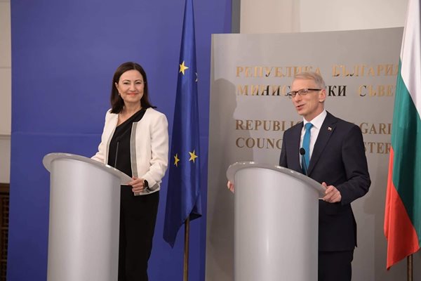 Премиерът Николай Денков се срещна с Илияна Иванова за първи път, откакто тя бе избрана за еврокомисар. СНИМКА: ЙОРДАН СИМЕОНОВ