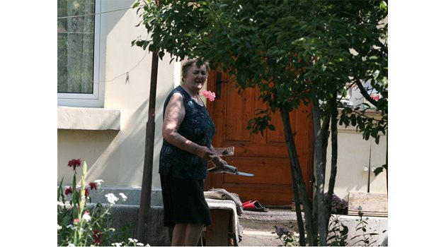У ДОМА: Майката на държавния глава чисти скумрия в двора на пернишката си къща. 