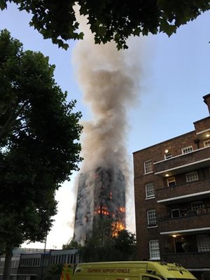 Сградата в Лондон изгоря като факла.