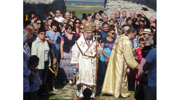 Десетки миряни дойдоха днес край бреговете на язовир "Жребчево", за да участват в църковната служба, отслужена от Старозагорския митрополит Киприан в потопената черква.