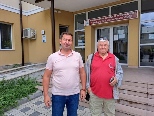 Шефкет Чападжиев и Фахри Молайсенов пред болницата

Снимки: Личен фейсбук профил на Фахри Молайсенов