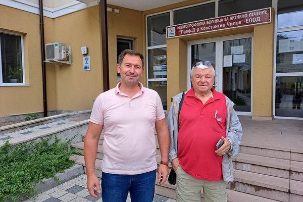 Шефкет Чападжиев и Фахри Молайсенов пред болницата

Снимки: Личен фейсбук профил на Фахри Молайсенов