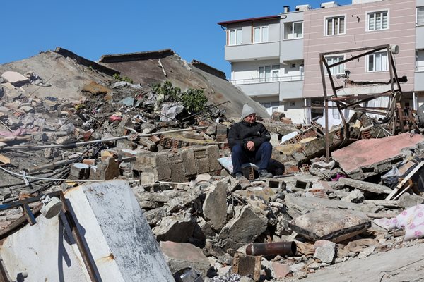 Мъж стои сред отломките на жилищна сграда в Турция СНИМКА: Ройтерс