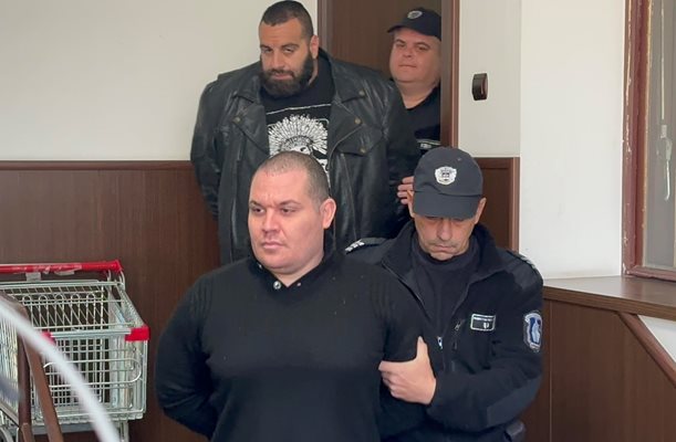 Куката (на преден план) и Чеченеца в Окръжния съд в Пловдив