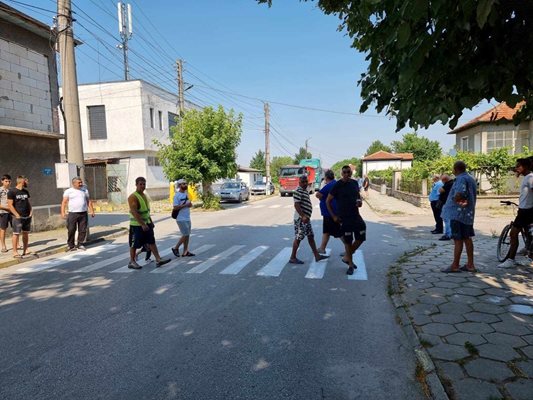 Протестът е мирен, хората минават по пешеходната пътека и не позволяват на камионите да продължат.