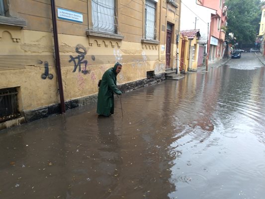 Улица "Архимандрит Дякон" в Пловдив, работници от "Чистота" се опитват да отводнят шахтите СНИМКИ: Анелия Перчева