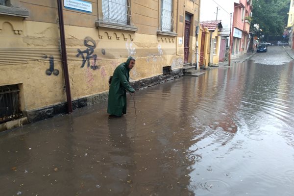 Улица "Архимандрит Дякон" в Пловдив, работници от "Чистота" се опитват да отводнят шахтите СНИМКИ: Анелия Перчева