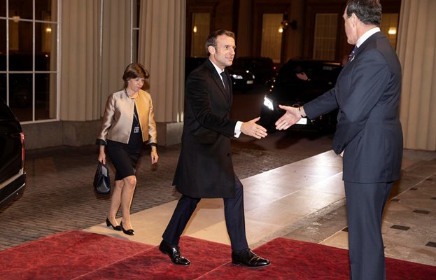 Френският президент Еманюел Макрон пристига на приема