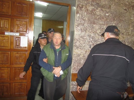 Водят Петко Петков, по-известен като Петко Стрелеца, в съда.