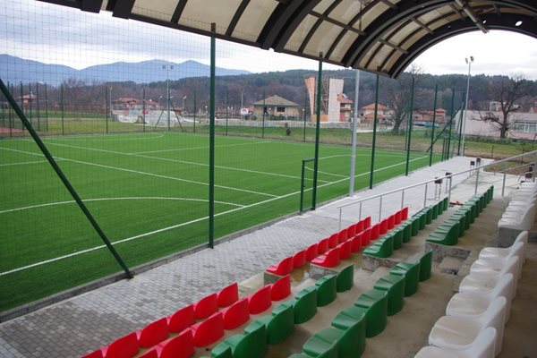 Футболен клуб "Розова долина" ще стапанисва новия футболен комплекс с три мини игрища в Казанлък.