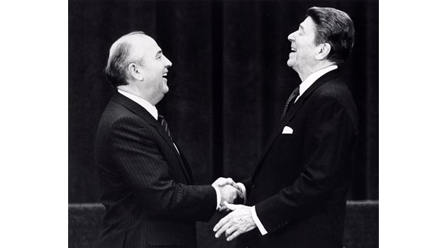 Рейгън подхожда стратегически с Горбачов - знае, че без доверие на лично ниво усилията са обречени.