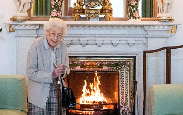 Кралица Елизабет в дневната на Балморал на 6 септември 2022 в очакване на Лиз Тръс, за да я назначи за премиер
Снимка: Ройтерс