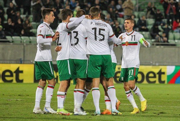 Националите на България ликуват след поредния гол във вратата на съперника.