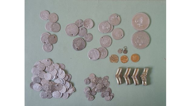 Повечето от монетите, открити в Ахтопол, са пробити и вероятно са били част от накити.