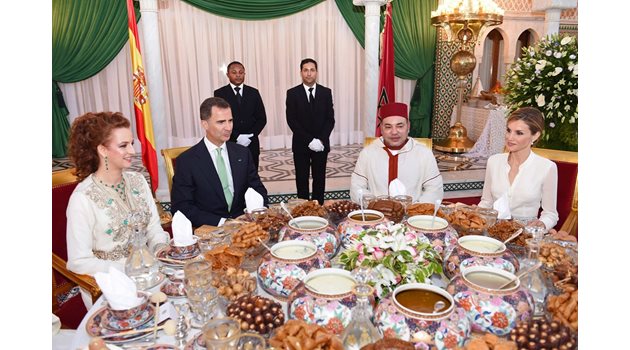 Мароканският крал Мохамед VI (с феса) и кралят на Испания Фелипе VI на официална вечеря със съпругите си Лала Салма (вляво) и Летисия