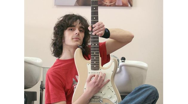 ФАКИР: Димитър Балев е еднакво сръчен с ножицата и с шестте струни на китарата си.