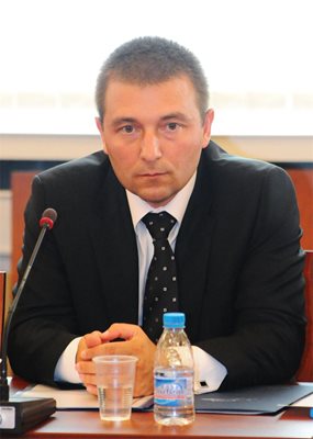 Недялко Недялков започва работата си в службите като разузнавач