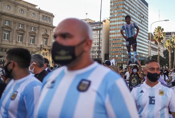 Цяла Аржентина плака за Марадона