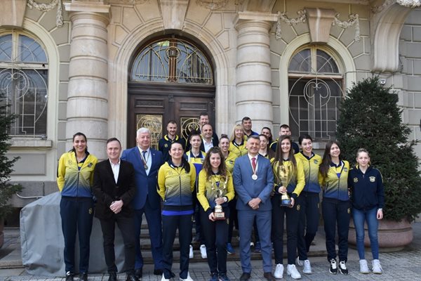 Здравко Димитров се снима пред общината с маричанки.