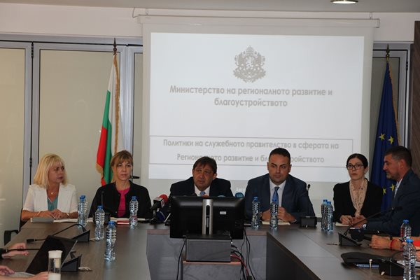 Министър Шишков (в средата) представи екипа и приоритетите си.