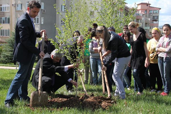 Министърът на икономиката Делян Добрев засади дърво във Велико Търново.