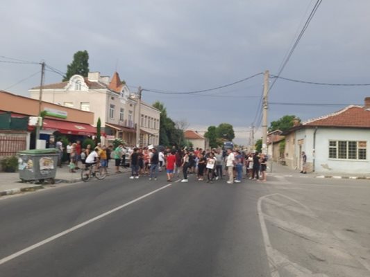 Жители на с. Братаница блокираха главния път Пазарджик-Велинград малко преди 20 ч. 